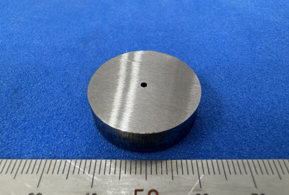 小径ピアス｜板鍛造・プレス加工技術.com